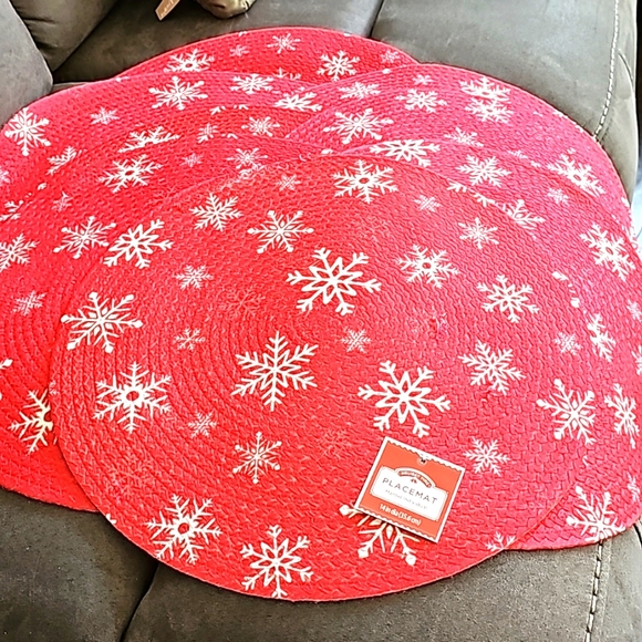 Set of 8 Holiday Ti m e snowflake red round placemats. - Picture 1 of 3